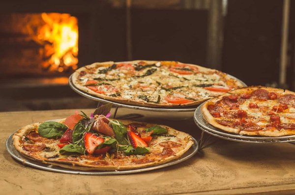 Quels sont les avantages d'un four à bois pour la cuisson de pizzas maison?
