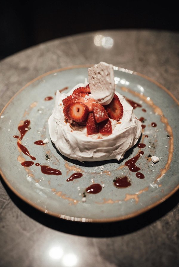 Comment réaliser un pavlova aux fruits rouges avec une meringue croquante?