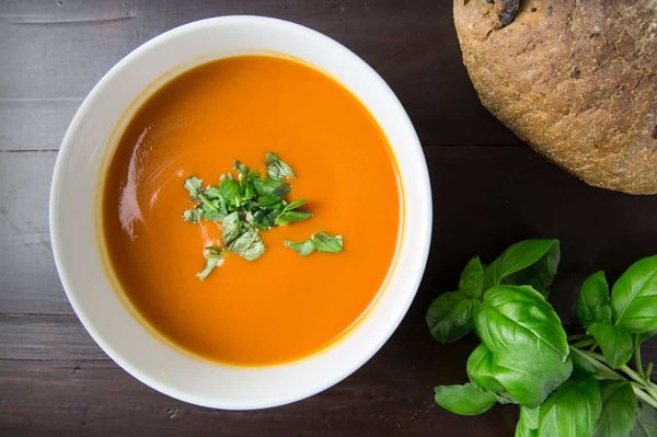 Comment réussir une soupe de betteraves avec une touche de crème fraîche et aneth?